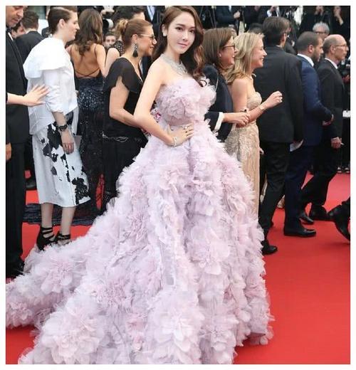 郑秀妍放大招，身穿透明裙展现洁白双峰，网友：这也太圆润了！