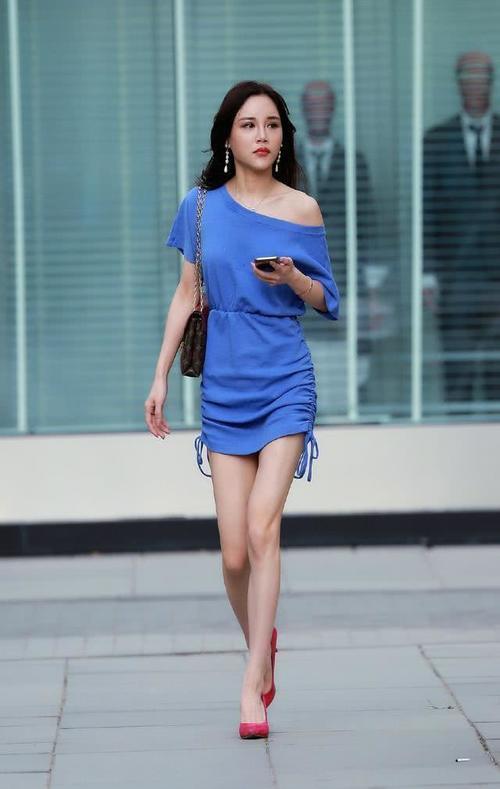 街拍：皮肤白皙明媚的小姐姐，搭配上娇俏甜美显女人味！