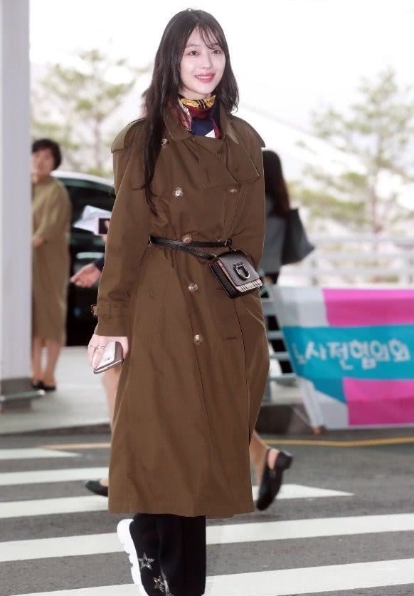 韩国女星崔雪莉真会玩，竟把单肩包做腰带来用，意外时尚到爆