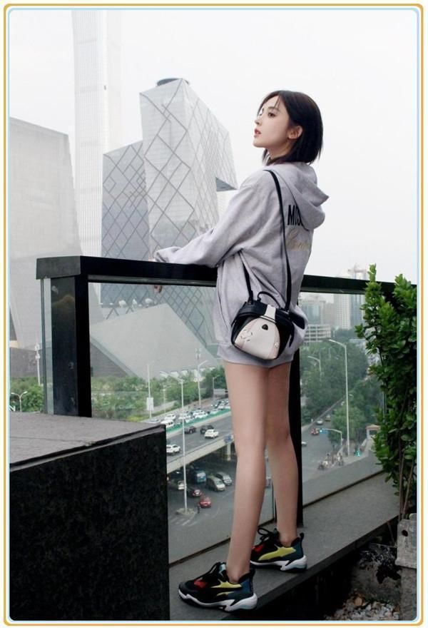 古力娜扎太疯狂了!竟把卫衣当裙子穿,网友:这腿我是服气的!