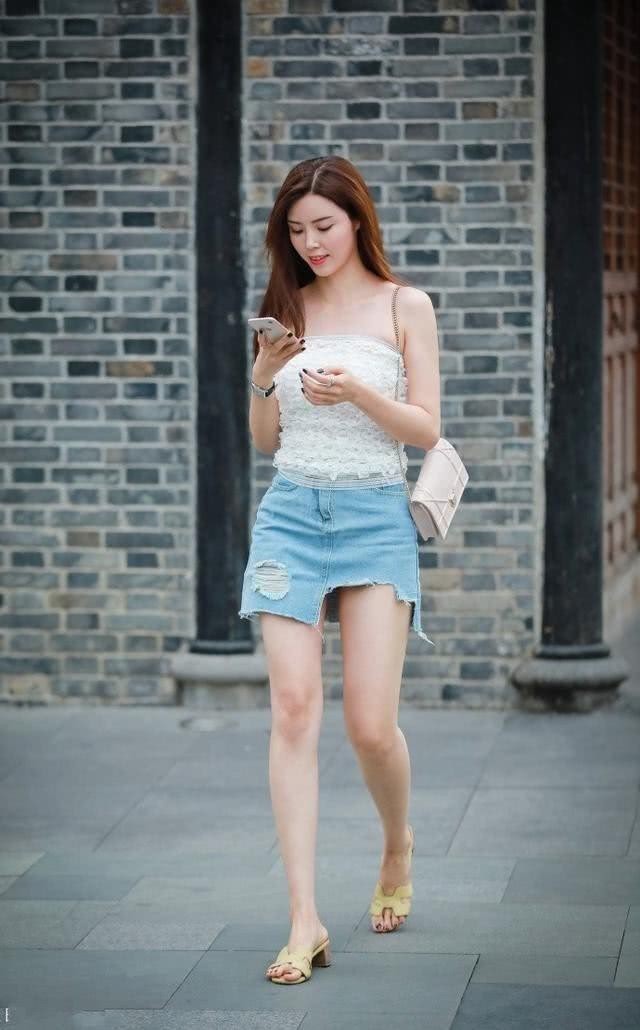 街拍：穿着性感身材高挑的小姐姐，轻松秀出完美的曲线！