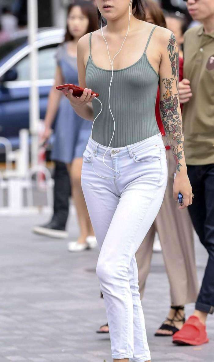 街拍: 纹身小姐姐, 这么穿展现野性一面