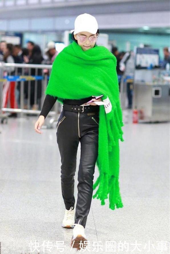 张馨予在机场又被“绿”了，这身穿搭穿在每个人身上都不会协调的