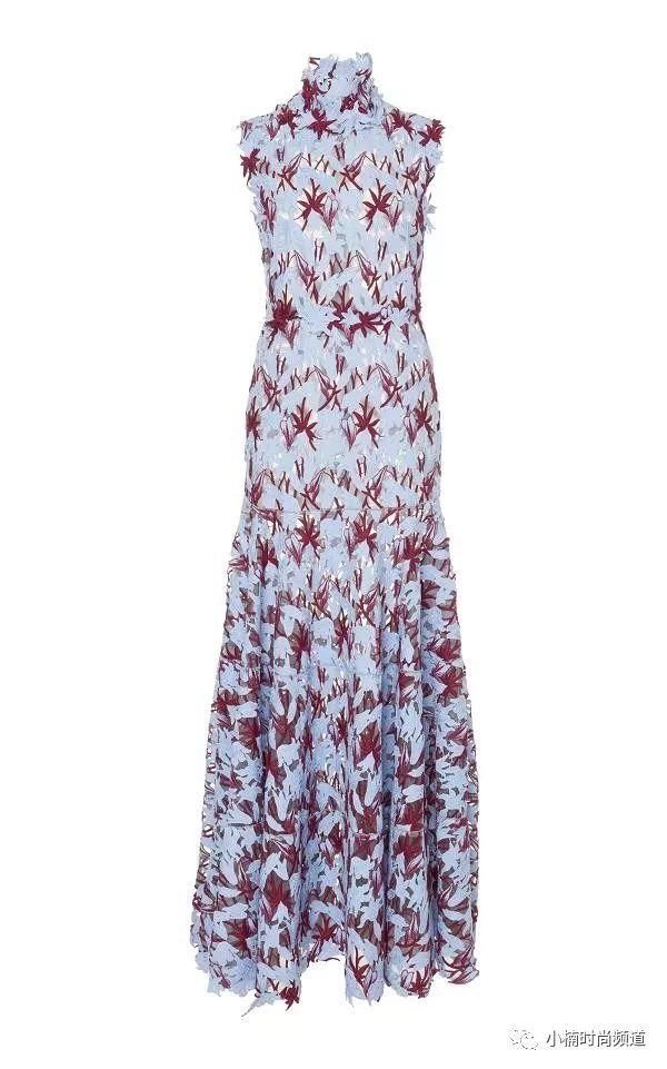 允儿现身曼谷粉丝见面会，在机场粉色上衣造型甜美又优雅