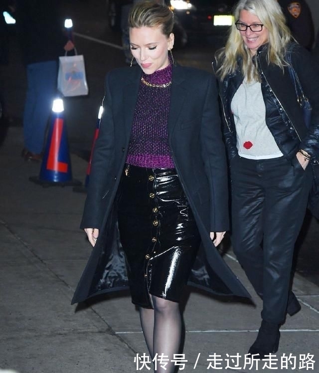 街头@皮裙搭配黑丝现身街头，依旧是风情万种！，35岁“黑寡妇”斯嘉丽