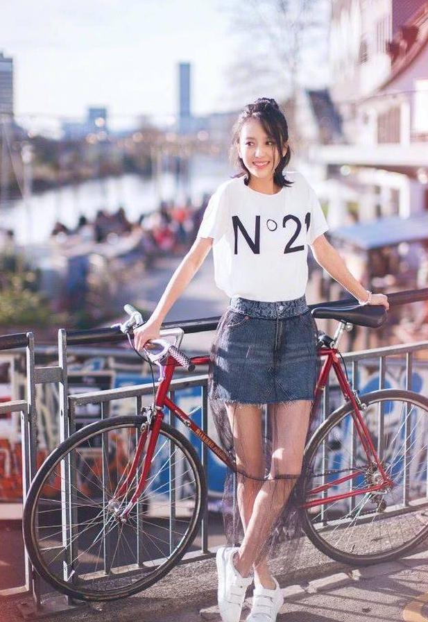 佟丽娅嫌短裤太紧，故意从侧边剪到大腿根，这种穿法还真没见过