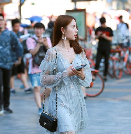 街拍：身材高挑有致的小姐姐，清凉时尚的穿搭让人赏心悦目！