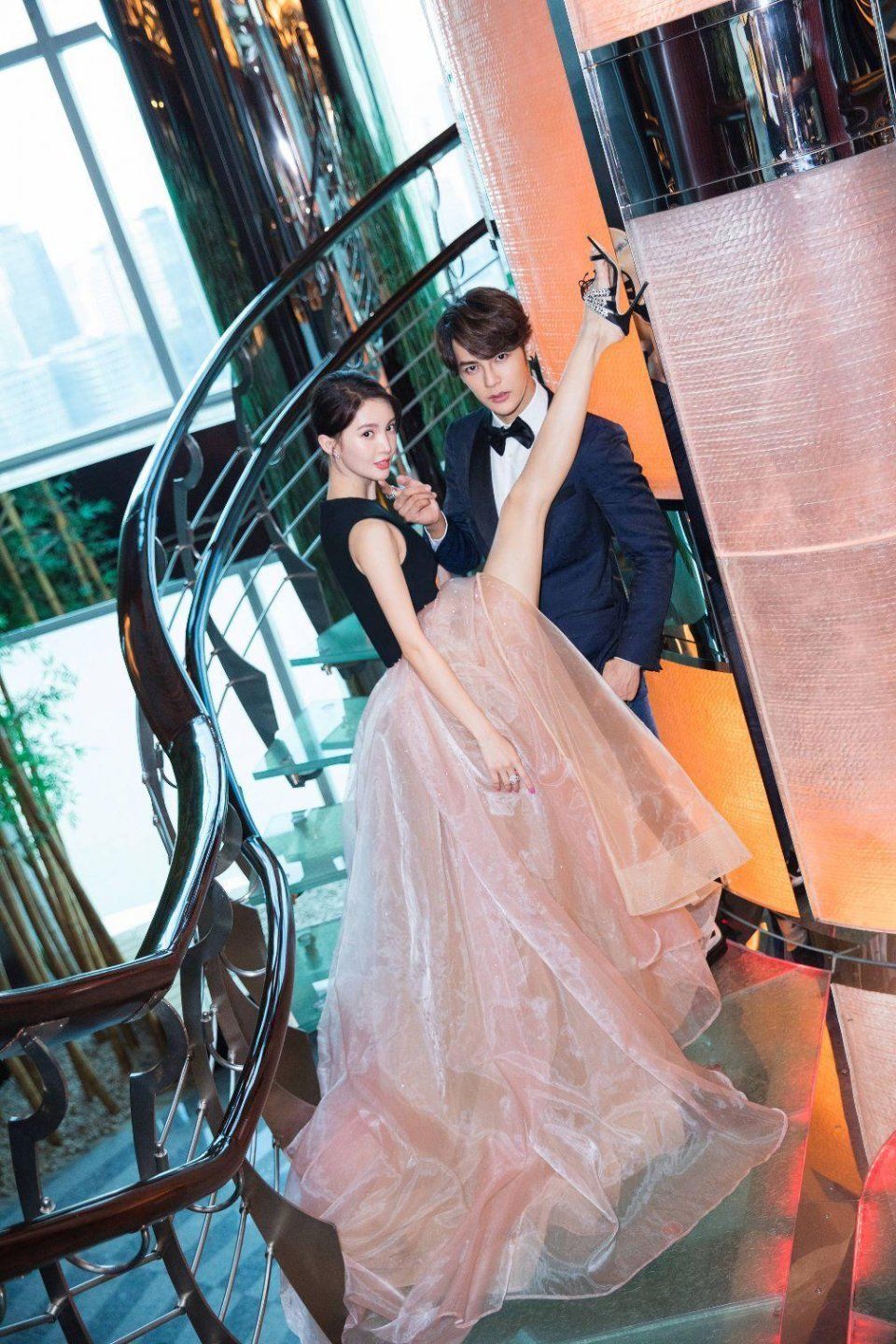 金晨穿衣越来越大胆了!裤子烂成这样还穿，网友:你还不如不穿!