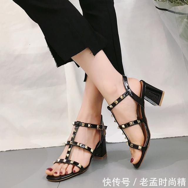漂亮■漂亮女人要懂得拒绝平庸,今年流行铆钉凉鞋,分分钟“扎”你心