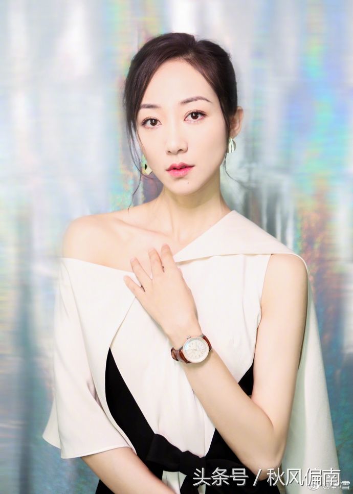 韩雪黑白相间长裙皮肤白皙，优雅高贵女神气质浓