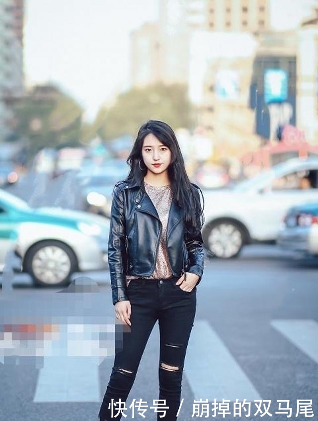  『美女』路人街拍，简洁的背心搭配六分打底裤，清清爽爽