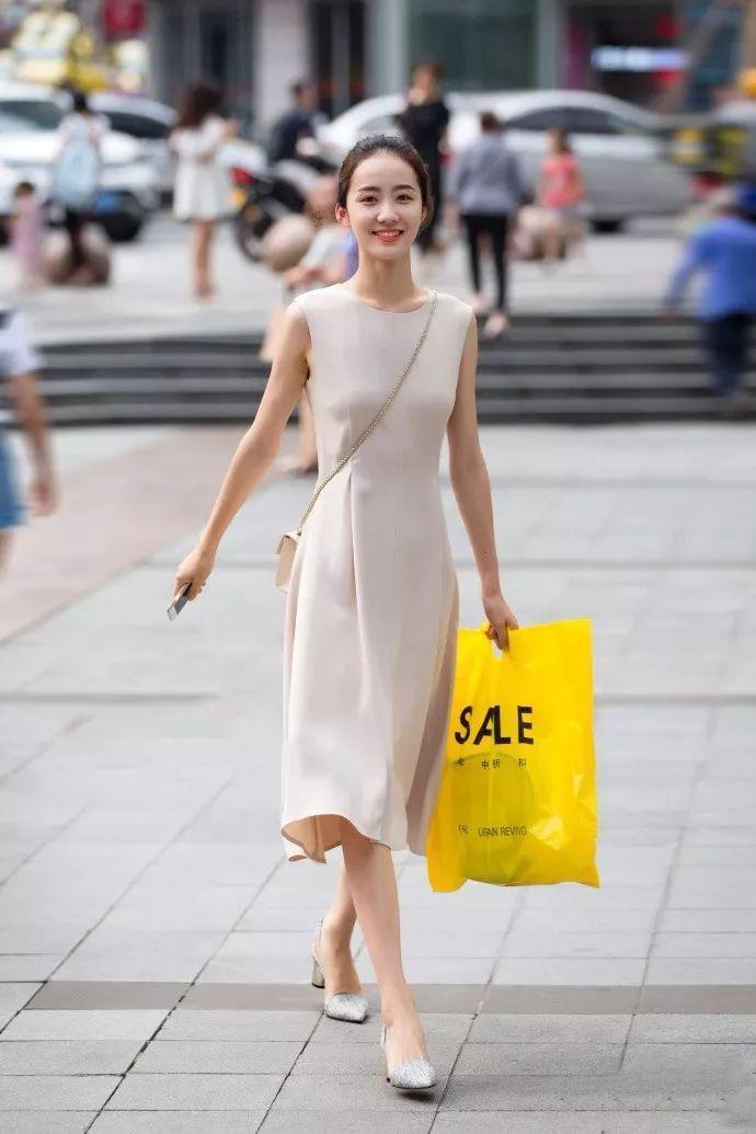 街拍：图一大耳环看着就不好惹，图4真想娶回家！