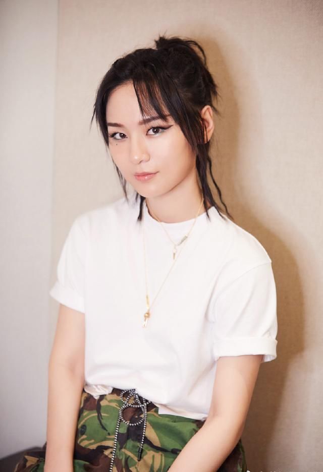 周笔畅真霸气！黑色高腰皮裤穿出1米8大长腿，网友：恨天高太抢镜