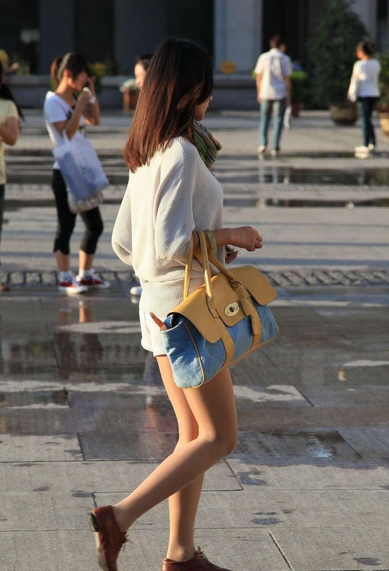 广场街拍丝袜长腿短裤美女，身材姣好气质出众！