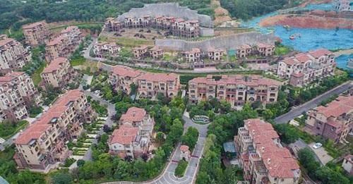 国家“扶贫路”进别墅群？被罚116万仍“猖狂”！问，为何扶贫？