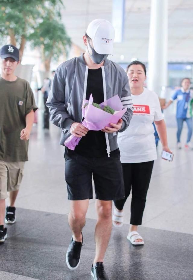 邓伦厉害了，穿短裤捧颗西兰花去机场，这礼物送得也太随意了吧！