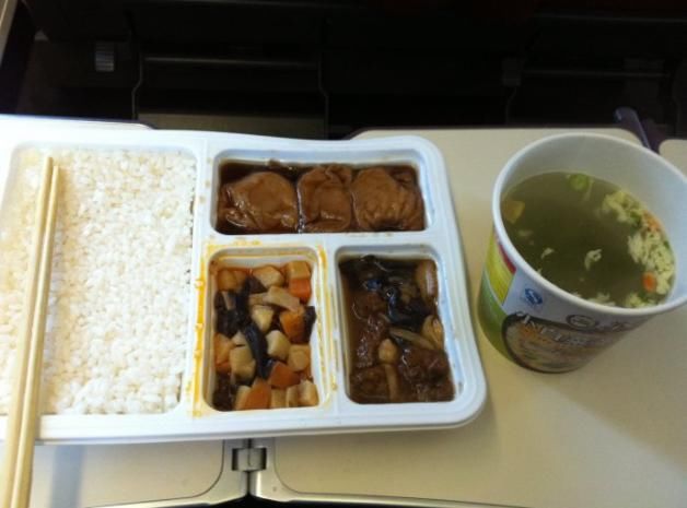 那些选择坐火车的人，为什么宁可饿肚子，也不愿吃火车上的盒饭？