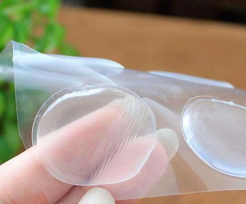  【遭罪】新买的鞋子穿着总磨脚后跟？教你几个妙招，出门不磨脚不遭罪