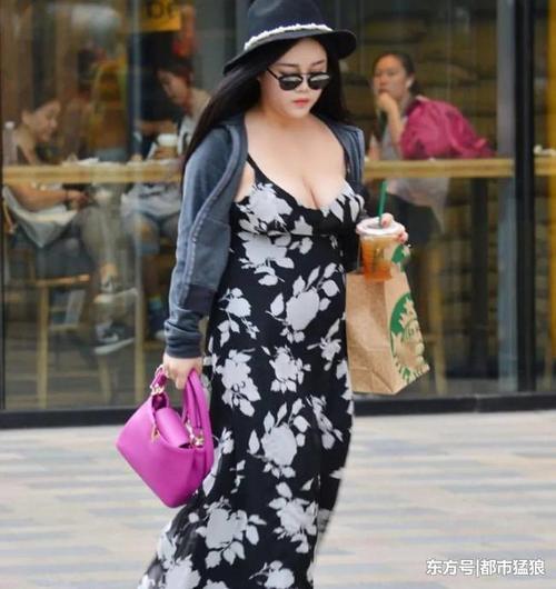街拍: 丰硕碎花裙辣妈, 身姿浑圆领口深, 有种富态的感觉!