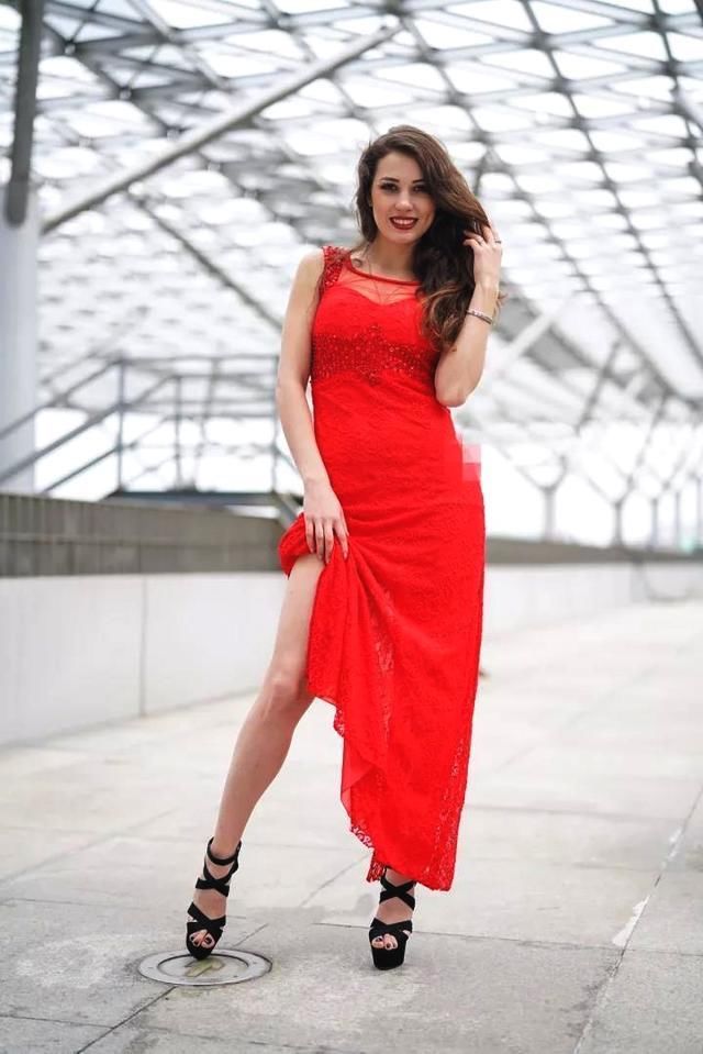 街拍：可以说身材一绝穿红裙的超性感外国美丽少妇