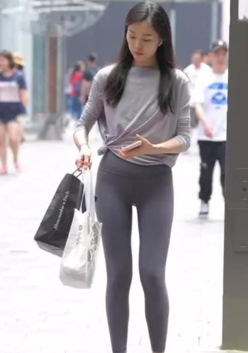 「潮范」潮范儿女神来了,街拍:笑容甜美的小姐姐,一条格子上衣配黑色短裙,青春靓丽气息