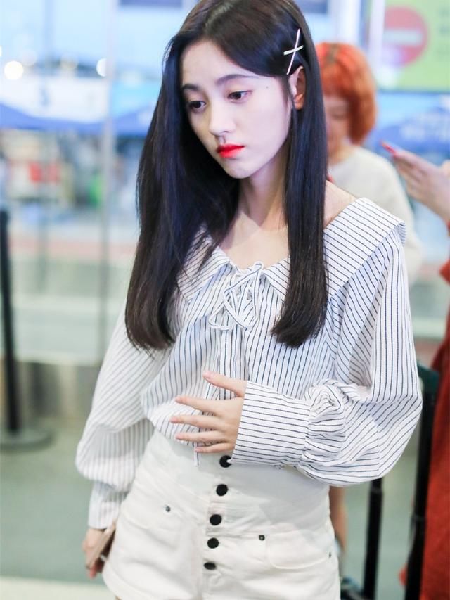 鞠婧祎真会玩，身上扣子越穿越多，小个子还能这么穿？