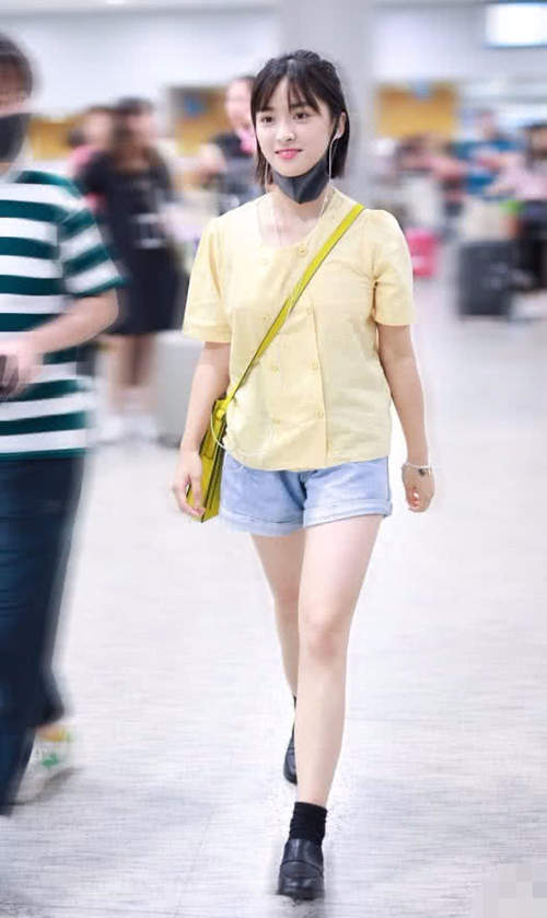 沈月终于穿对了,黑袜配黑鞋时髦出“新境界”,光看腿就有170了!