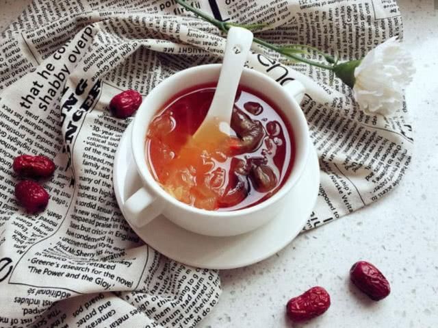 女人上了年纪想要脸上不长斑，多吃这些食物，最后一种好吃又不贵