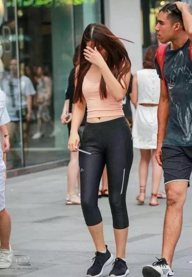 气质小姐姐黑色紧身裤,时尚的穿搭尽显青春活力