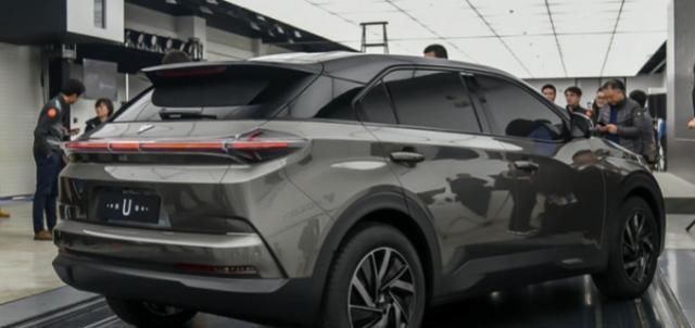 #媲美#全球第一款“透明A柱”SUV,还有3个大屏媲美奔驰,仅售13.98w