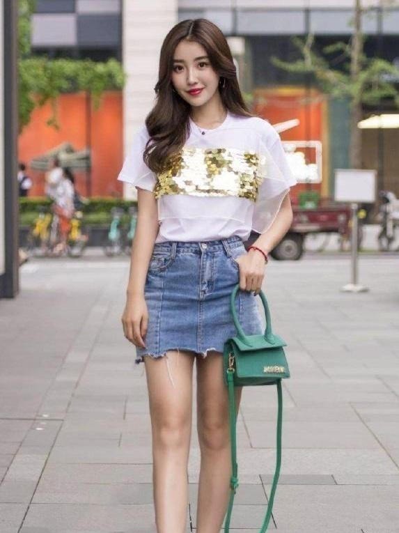 气质|气质出众的美女,黑色紧身衣+黑色皮裙,美丽又有魅力