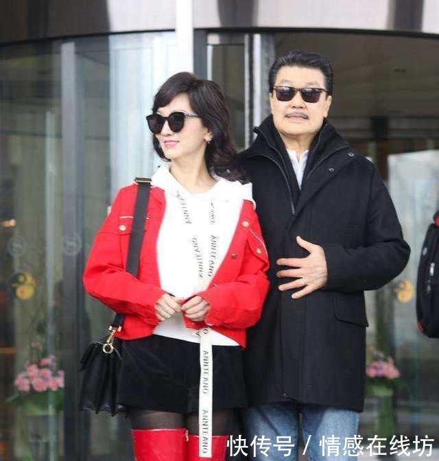 64岁赵雅芝真敢穿，黑丝袜配过膝长靴，难怪看起来这么像少女