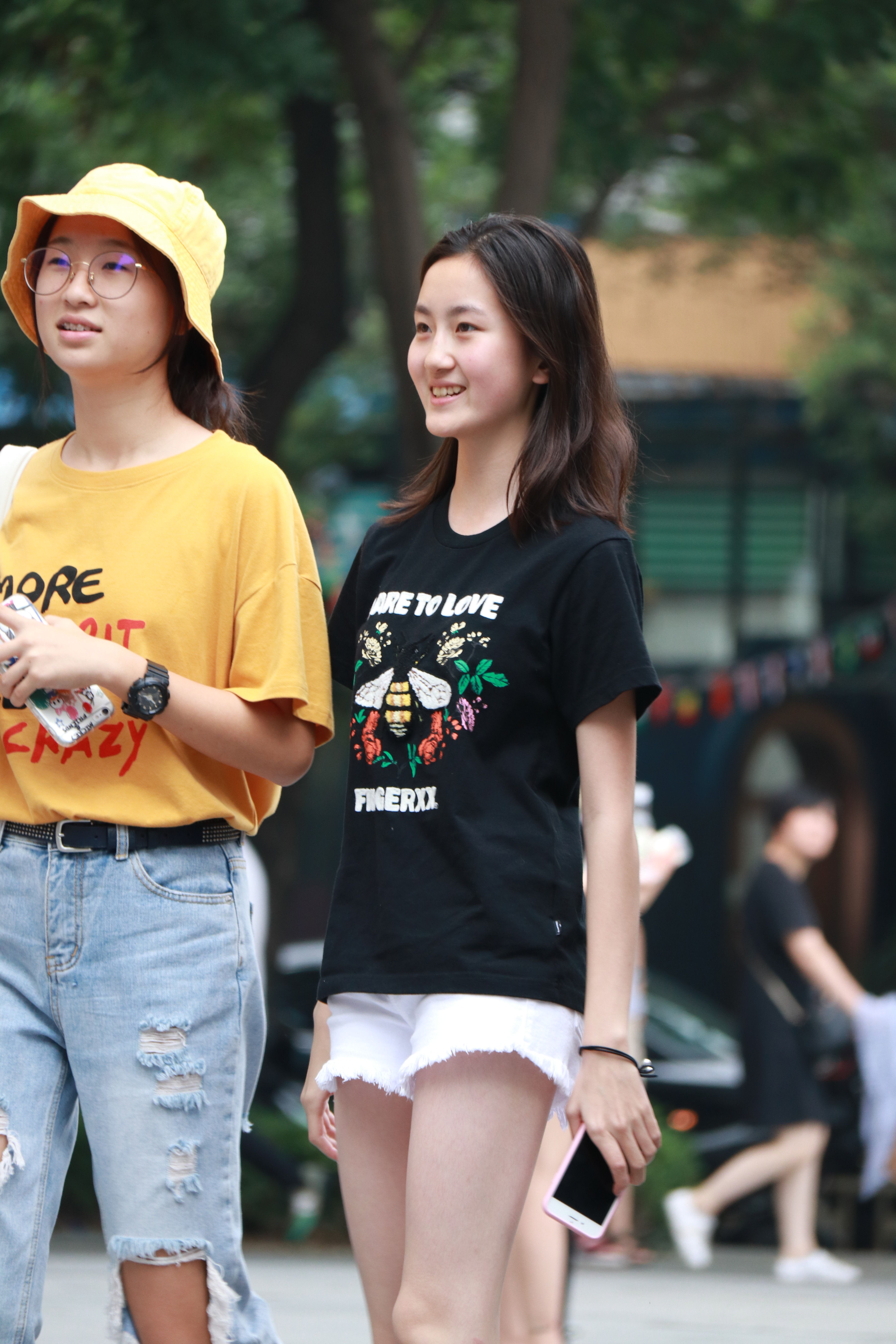 街拍北京，街头好看的美女穿搭风格多种多样，你最喜欢哪一种?