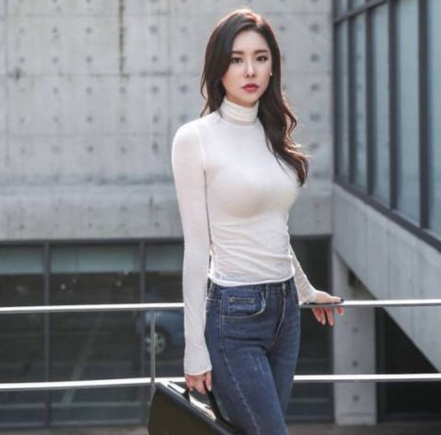 玲珑有致的牛仔裤美女，轻松展现出完美曲线，魅力迷人！