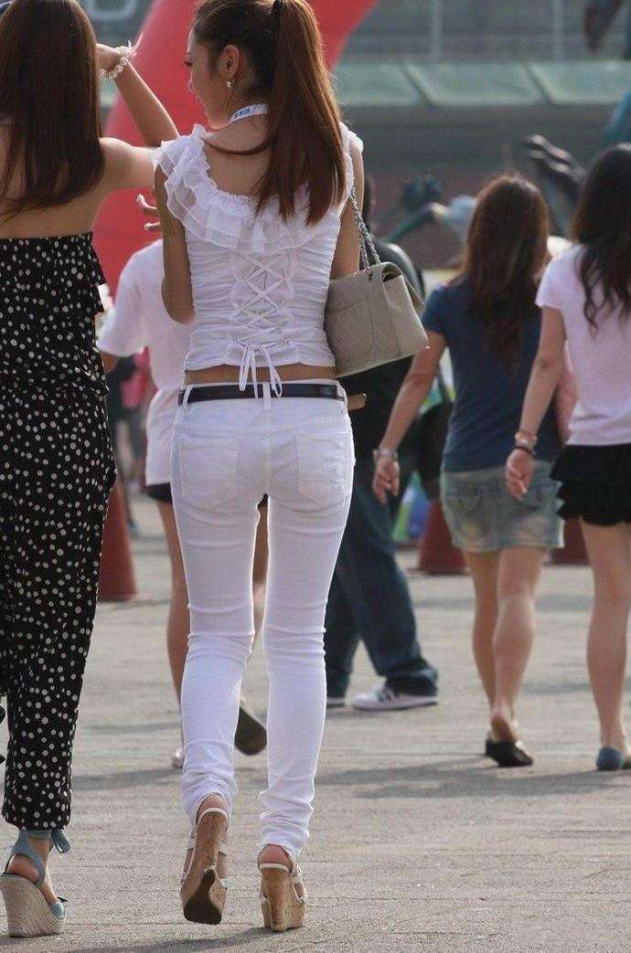 街拍：时尚的搭配总能吸引你的眼，看这些民间的穿着忒吸眼