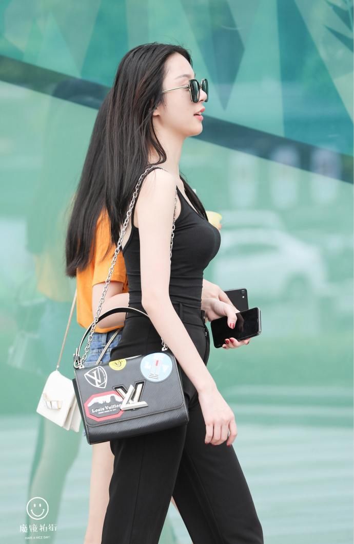 街拍:墨镜小背心,闺蜜有点丑