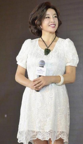 刘晓庆“够狠”，63岁还敢这样穿，网友：这身段只有20多岁吧