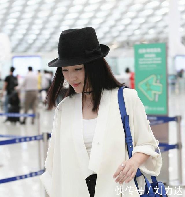 47岁杨钰莹看着真像17岁，手却辣眼睛，网友还是别装嫩了