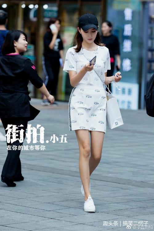 路人街拍：小姐姐一身花色连衣裙俏皮性感，像仙女一样可爱