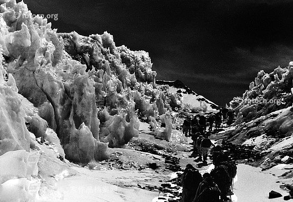 回顾1960年中国登山队登顶珠峰,实现人类