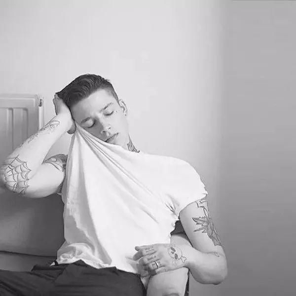 简单到极致的魔力!穿上就脱不下来的白T恤。