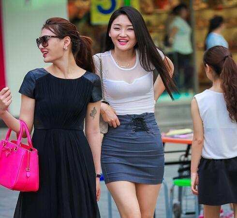 街拍：A字裙的小姐姐，配上薄丝袜, 大长腿都是这样出来的?