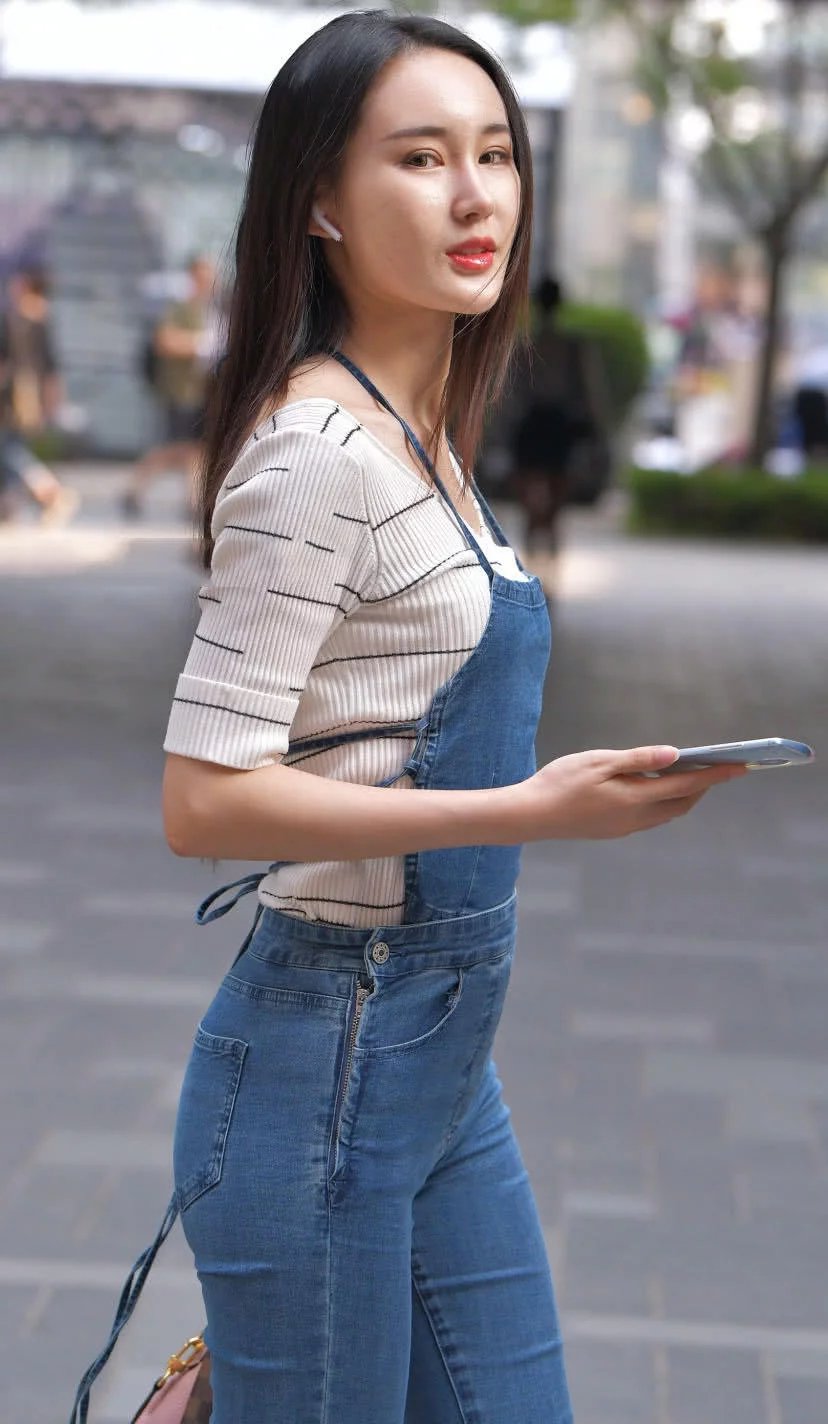 气质小姐姐连体吊带牛仔裤，绷出的勒痕让人心动