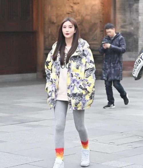  『美女』美女时尚街拍：丰盈窈窕的美女，一件黑色的风衣长款外套，时尚大方气质范