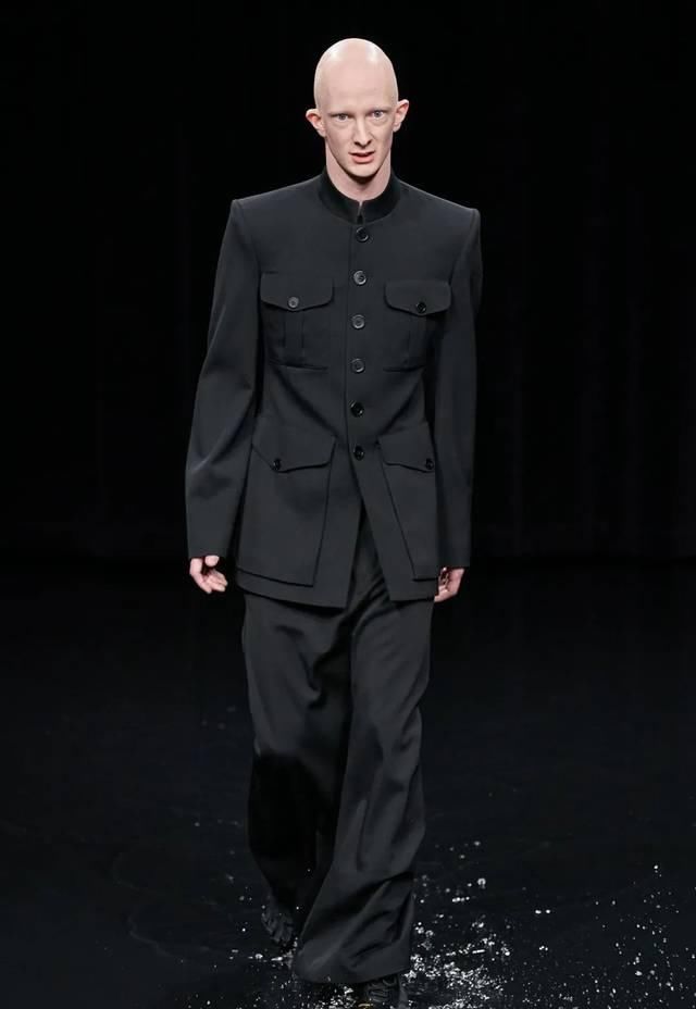  「水上」“黑色”包裹的灵魂?：巴黎世家Balenciaga的水上发布会