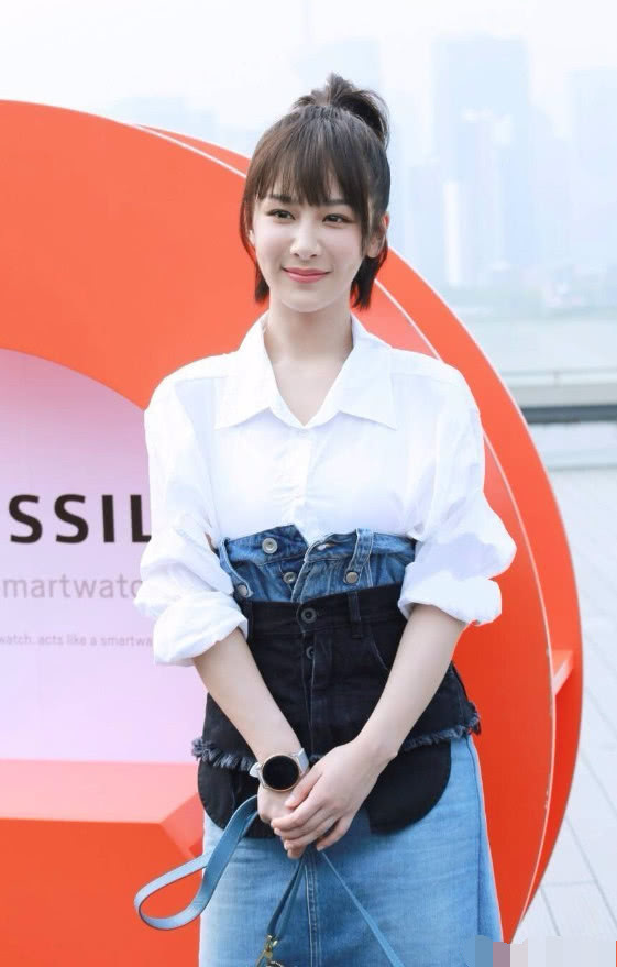 杨紫居然在身上穿两条裙子？难怪将扣子全解了，意外很时髦！