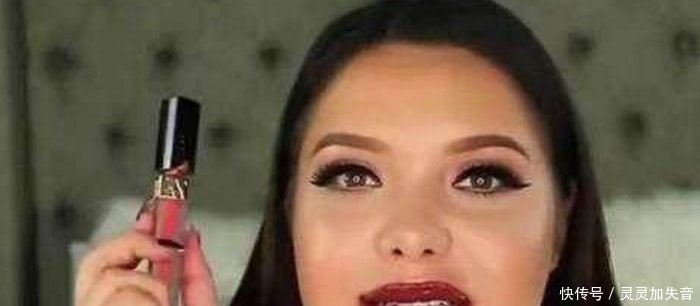 女子作死化妆测试，在嘴上涂一百层口红，涂完后变成这样