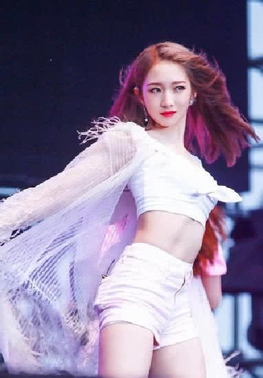 孟美岐现身舞台，一个“水蛇腰”太吸睛了，网友：里面就属她最美