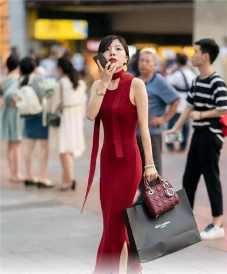  『美女』街拍：黄色短发美女，清纯俏皮的风格，让人看不够