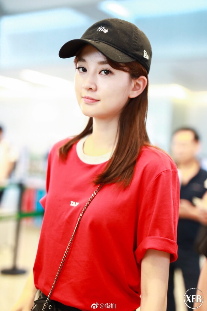 路人街拍,乔欣现身上海机场,红色T恤搭配黑色长裤清新自然